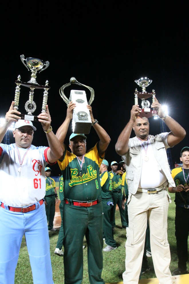 Urquiola, al cetro, levanta el trofeo de monarca de la Serie de Oro.